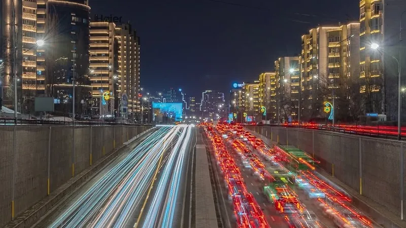 Известный фотограф поймал ночь Алматы: световые трассы или автомобильная битва