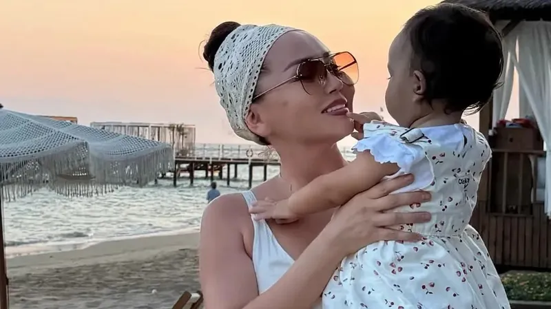 Баян Алагузова показала первый макияж младшей дочери