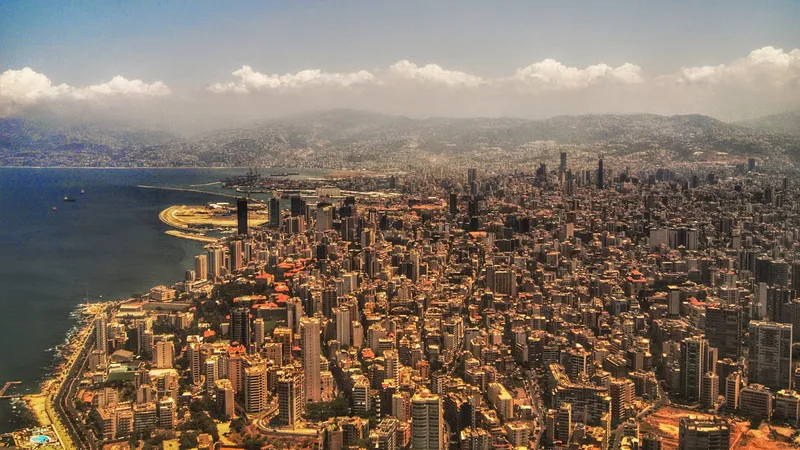 Бейрут в руинах: Израиль усиливает авиаудары по Ливану