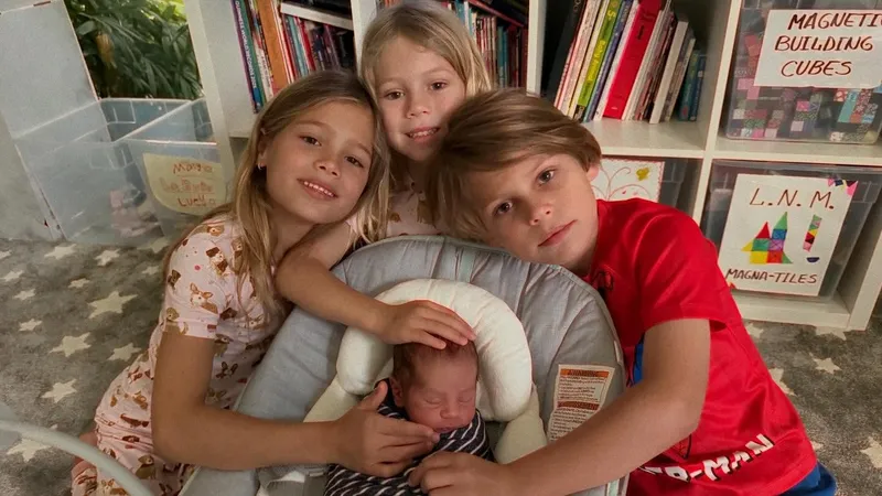 Собравшийся в Казахстан Энрике Иглесиас показал всех детей от Анны Курниковой: но тайна не раскрыта