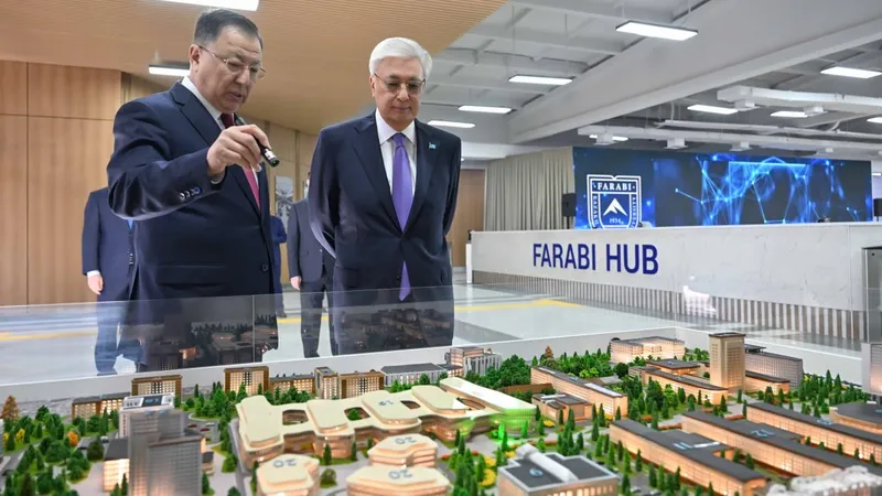 Токаев в Алматы посетил один из крупнейших университетов