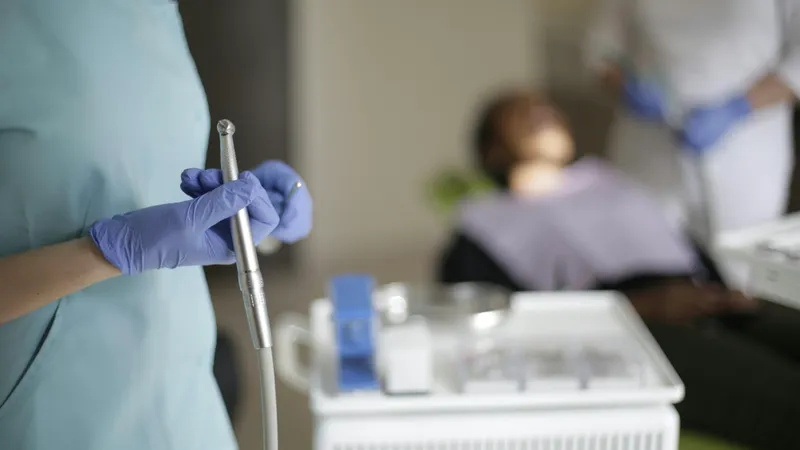 Один стоматолог лечил десятки людей одновременно: выявлены приписки по ОСМС на сотни миллионов