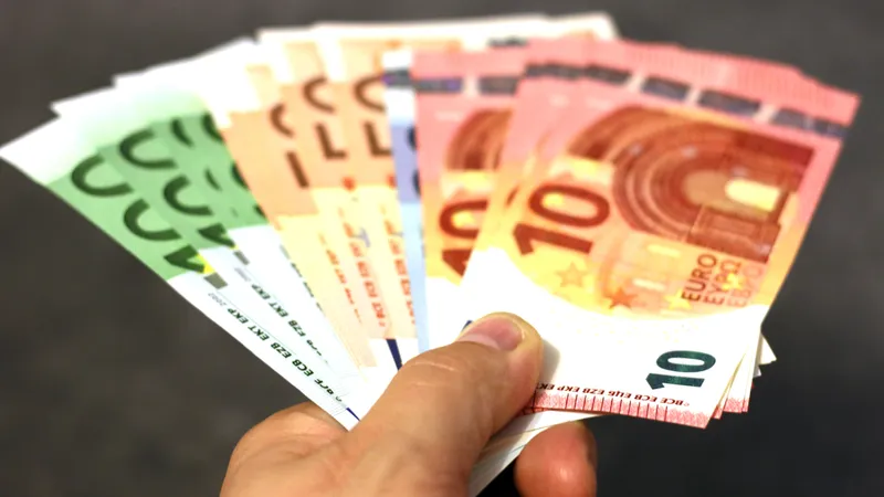 Избавляться от евро и переходить в доллары советуют финансовые аналитики