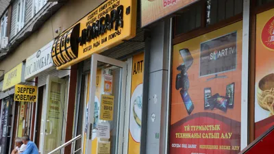вывески ломбардов, фото - Новости Zakon.kz от 20.03.2026 16:52