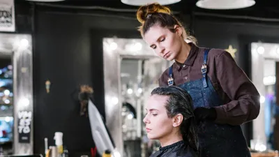 парикмахер, салон, фото - Новости Zakon.kz от 20.03.2026 11:07