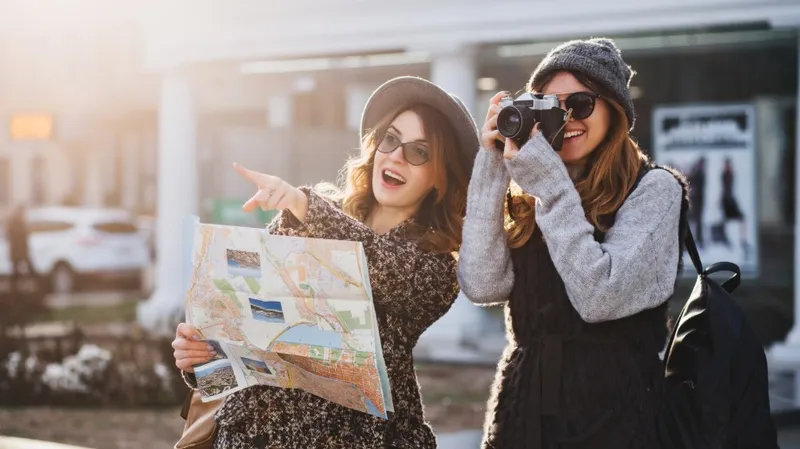 Страх, домогательства и меры защиты: неожиданные выводы опроса женщин-путешественниц