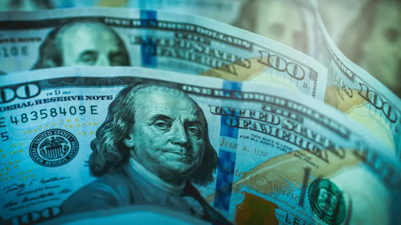 Из-за чего падает курс доллара – объяснение экономистов