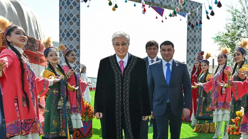 Токаев принял участие в народных гуляньях по случаю праздника Наурыз