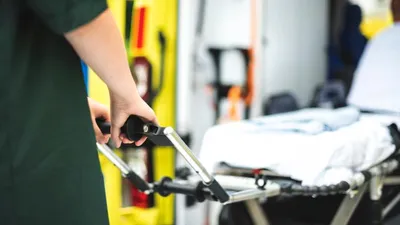 Ракеты у ядерного объекта: в Израиле обрушилось здание и пострадали люди, фото - Новости Zakon.kz от 22.03.2026 00:24