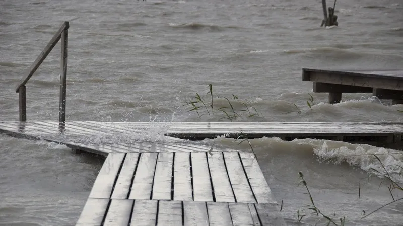 Тысячи людей эвакуированы из-за наводнения на Гавайях