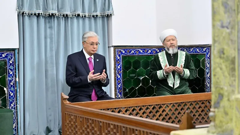 Токаев прилетел с рабочим визитом в Туркестан