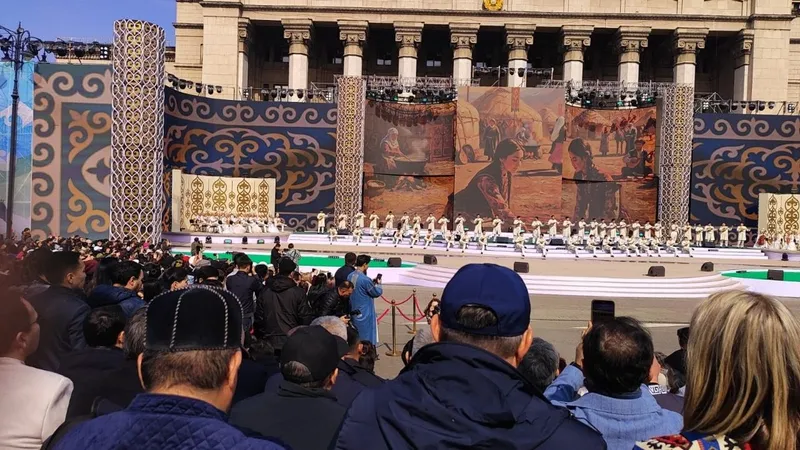 Народные гуляния проходят на площади Астана в Алматы – фоторепортаж