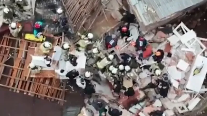 Трагедия в Стамбуле: под завалами остаются люди