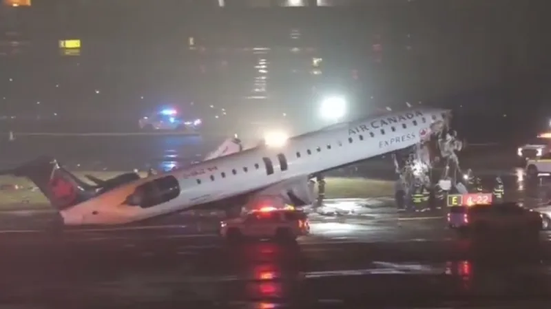 В аэропорту Нью-Йорка самолет врезался в машину, есть погибшие