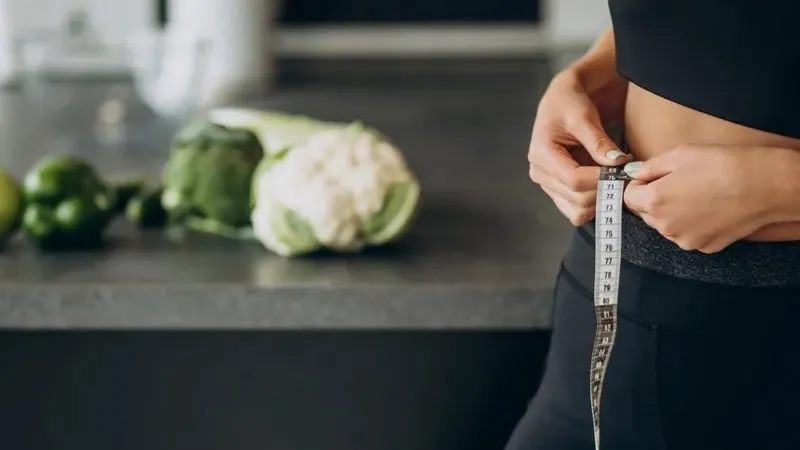 Почему строгие диеты обречены на провал, объяснили врачи и психологи