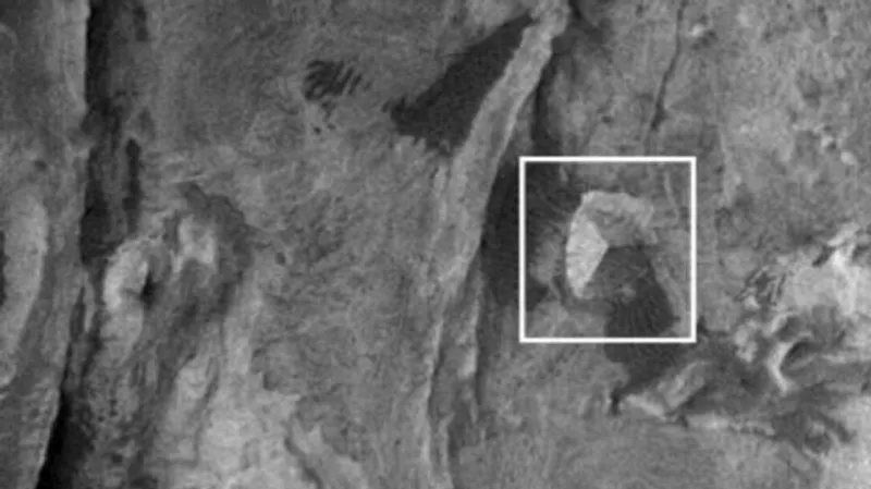 На двадцатилетних снимках Марса заметили "египетскую пирамиду"