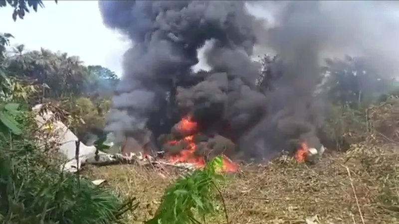 Военный самолет с солдатами разбился в Колумбии: более 60 погибших