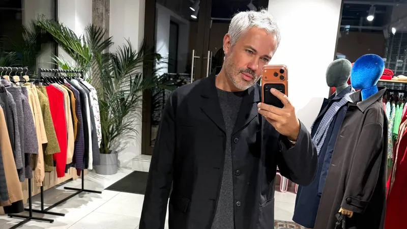 Яркий деним в моде: как стильно носить флоральные джинсы