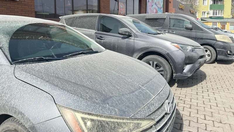 Пятна после дождя: жители Атырау встревожены необычными осадками