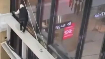 В Атырау подросток получил травмы после прыжка с высоты в торгово-развлекательном центре, фото - Новости Zakon.kz от 25.03.2026 18:14