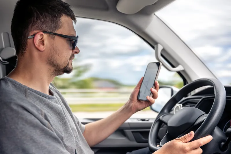 Как использовать телефон за рулем, чтобы не получить штраф, разъяснили в МВД
