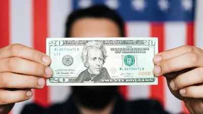 доллары и рука, фото - Новости Zakon.kz от 26.03.2026 15:33