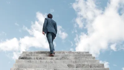 Лестница, ступени, небо, костюм, фото - Новости Zakon.kz от 27.03.2026 05:32