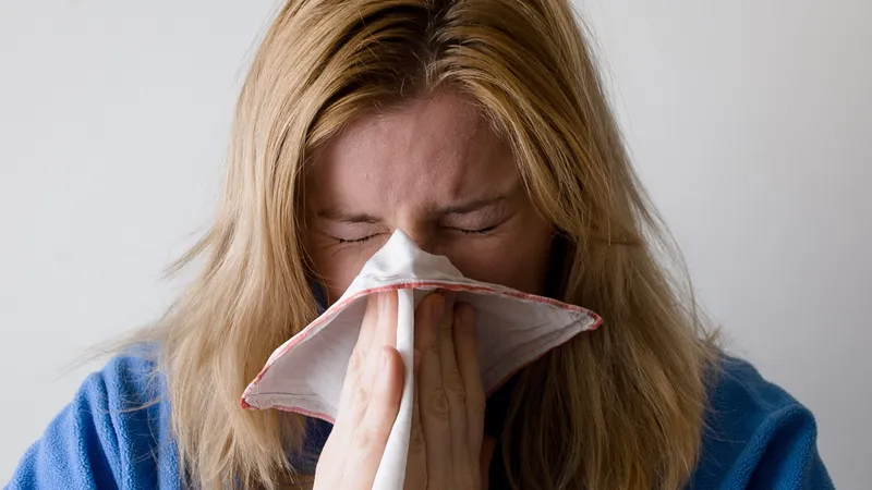 Названы основные причины частого чихания