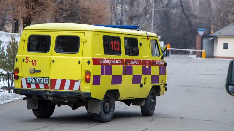 Скорая с беременной женщиной попала в серьезную аварию в Актобе