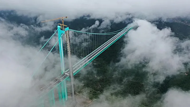 "Среди облаков": в Китае открыли самый высокий мост на Земле