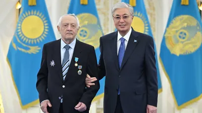 альпинист Ерванд Ильинский, президент РК Касым-Жомарт Токаев, фото - Новости Zakon.kz от 27.03.2026 12:33