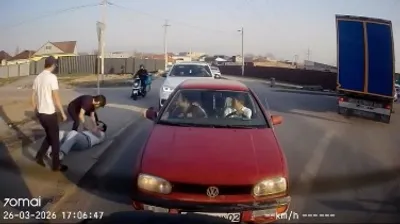 В Алматы избили парня, который помогал водителю фуры – момент попал на видео