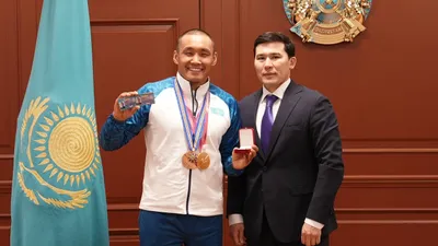 чемпион зимней Паралимпиады по пара биатлону Ербол Хамитов, министр туризма и спорта РК Ербол Мырзабосынов, фото - Новости Zakon.kz от 27.03.2026 10:34