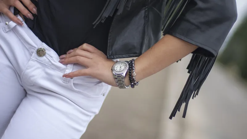 Брюки и юбки "сползли вниз": как носить вернувшийся в моду стиль из нулевых