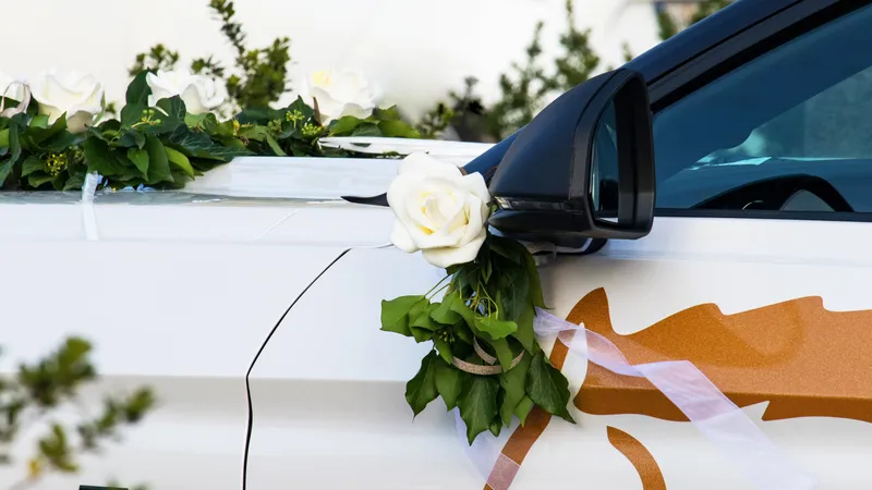 Свадебный автокортеж с грубыми нарушениями ПДД заметили в Таразе