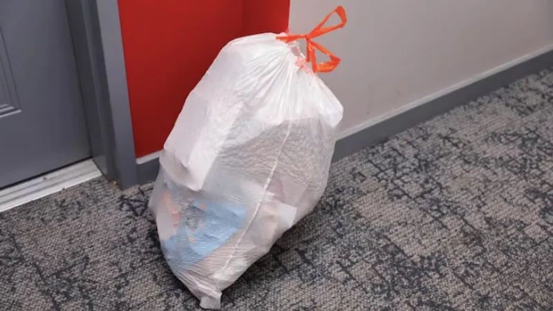 Как наказать соседей за оставленный в подъезде мусор, рассказал юрист