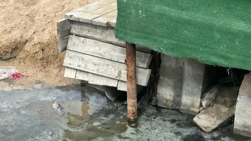 В Каспийское море что-то сливают? Жителей Актау напугала странная труба