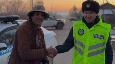 Полицейские в ВКО починили велосипед туристу из Марокко, фото - Новости Zakon.kz от 28.03.2026 13:30