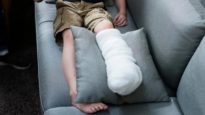 Травма на батуте: мальчик сломал ногу в развлекательном центре Актау