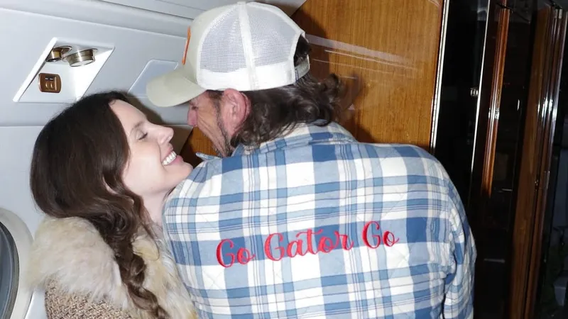 Лана Дель Рей показала редкий снимок с мужем