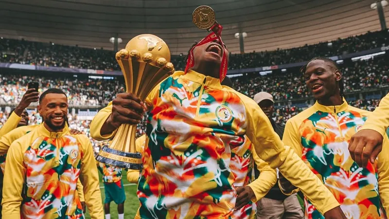 Сенегал публично выставил Кубок Африки в Париже на фоне скандала с CAF