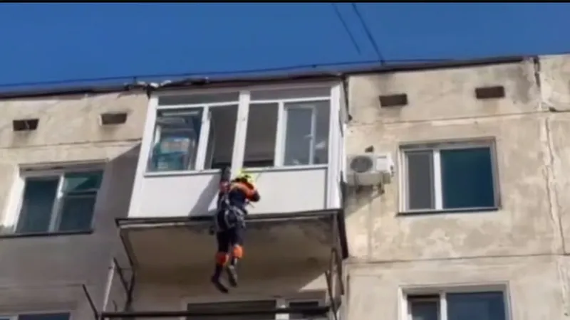 Сигнал от соседей: в Кокшетау спасли мужчину, не выходившего на связь