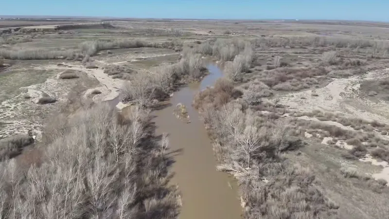 Ребенок пропал в Актюбинской области: задействованы техника, вертолет и водолазы