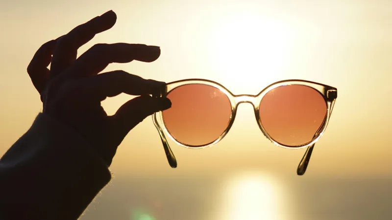 Слезы и "песок" в глазах: неожиданные угрозы весны