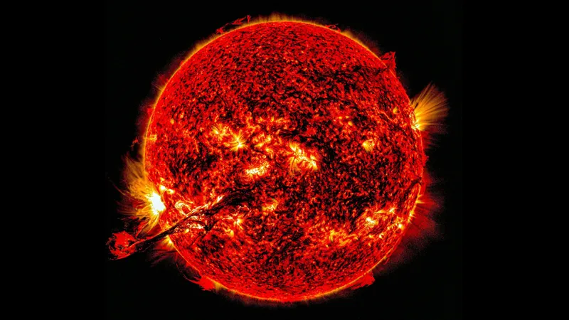 Ученые обнаружили источник магнитных бурь на Солнце