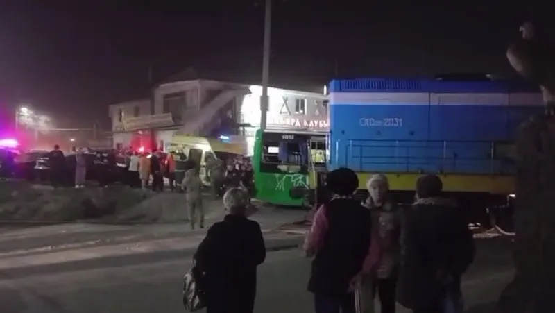 Жесткое столкновение на железнодорожном переезде близ Алматы: пострадали люди