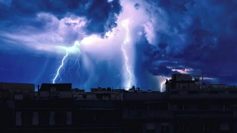 Грозы, туман и гололед: штормовое предупреждение по Казахстану на вторник