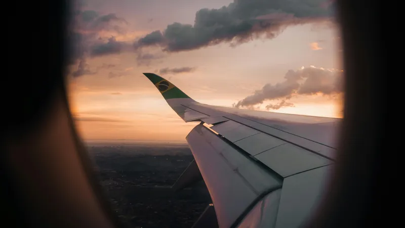 Пассажиры известной авиакомпании при взлете увидели в иллюминаторы горящий двигатель