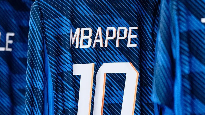 Мбаппе удивил коллег баскетбольным броском и обратился к НБА