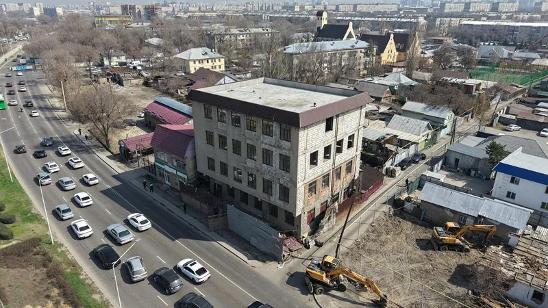 Крупное здание сносят в Алматы